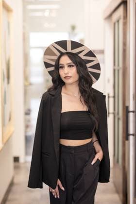 Creative Highlights Symbolbilder Hispanic woman walking wearing stylish clothes and wearing hat San Francisco, California, United States R_HOOX240618A0-1465373-01 ,model released, Symbolfoto