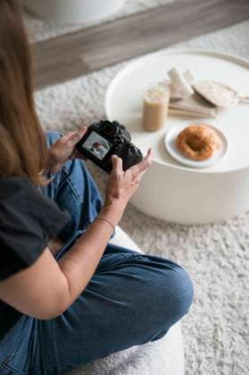 Woman photographing a croissant and iced coffee on a table. Minneapolis, Minnesota, United States R_LMDX240618AF-1462975-01 ,model released, Symbolfoto