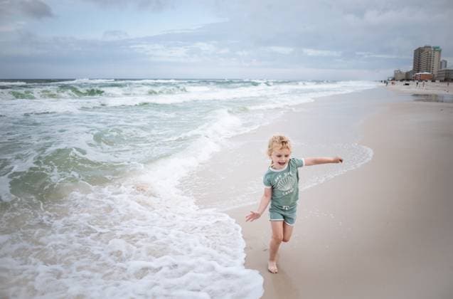 Creative Highlights Symbolbilder Creative Highlights Symbolbilder Child running joyfully along the beach on vacation Gulf Shores, Alabama, United States R_WEKW240618-1462256-01 ,model released, Symbolfoto