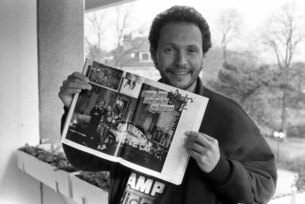 Archivbilder der Woche KW25 Billy Crystal stellt in Hamburg seinen Film Diese zwei sind nicht zu fassen vor, Originaltitel Running Scared, 7. November 1986 *** Billy Crystal presents his film Diese zwei sind nicht zu fassen in Hamburg, original title Running Scared, November 7, 1986