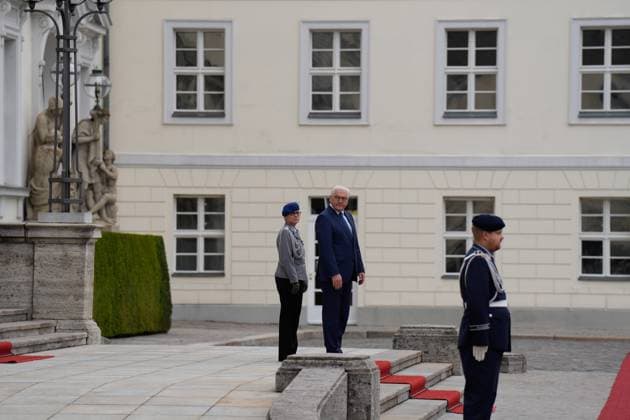 Bundespräsident Frank-Walter Steinmeier begrüßt Wachbataillon und Musikkorps Bundespräsident Frank-Walter Steinmeier begrüßt das Wachbataillon und das Musikkorps der Bundeswehr im Schloss Bellevue Berlin Berlin GER