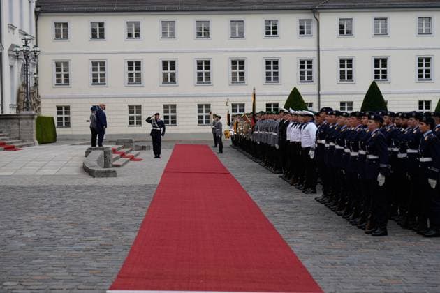 Bundespräsident Frank-Walter Steinmeier begrüßt Wachbataillon und Musikkorps Bundespräsident Frank-Walter Steinmeier begrüßt das Wachbataillon und das Musikkorps der Bundeswehr im Schloss Bellevue Berlin Berlin GER