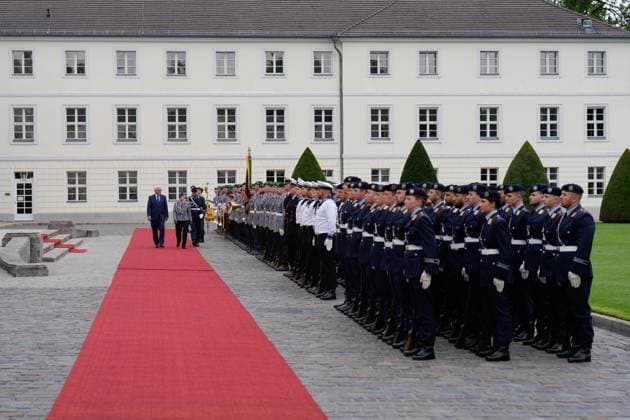 Bundespräsident Frank-Walter Steinmeier begrüßt Wachbataillon und Musikkorps Bundespräsident Frank-Walter Steinmeier begrüßt das Wachbataillon und das Musikkorps der Bundeswehr im Schloss Bellevue Berlin Berlin GER