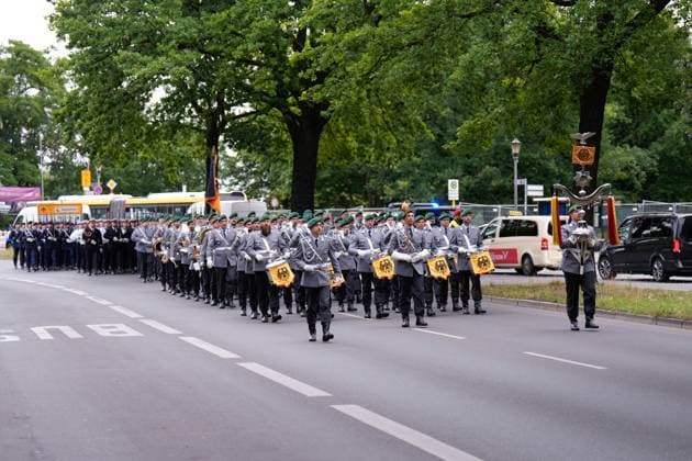 Wachbataillon und Musikkorps beim Ausmarsch von Schloss Bellevue Nach dem Staatsbesuch Ausmarsch von Wachbataillon und das Musikkorps der Bundeswehr aus Schloss Bellevue Berlin Berlin GER