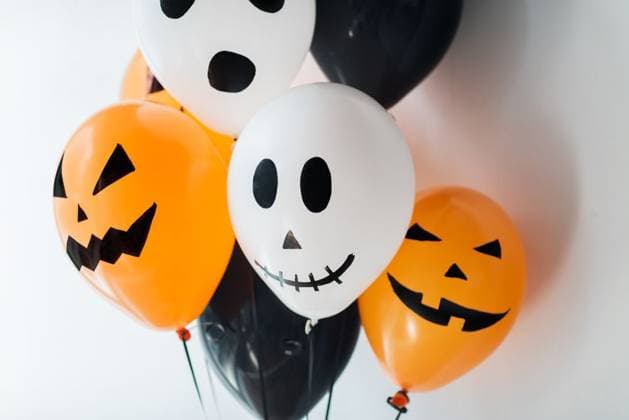 holidays, decoration and party concept - bunch of scary air balloons for halloween over white background. scary air balloons decoration for halloween party ,model released, Symbolfoto; holidays, Dekoration und Fest Konzept Haufen des furchterregend Luft Ballons für halloween trueber weiß Hintergrund furchterregend Luft Ballons Dekoration für halloween Fest ,model released, Symbolfoto ING_33594_231722