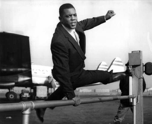 Archivbilder der Woche KW25 December 15, 1965, New York, New York, USA: The Giants star outfielder, WILLIE MAYS, shows us that he s still in good shape by jumping over a rail before boarding a TWA jestream flight to San Francisco where he will make his new home. Willie s departure represents the parting of New York s national league teams - the giants to San Francisco and the dodgers to Los Angeles. New York U.S. - ZUMAk09_ 19651215_new_k09_021 Copyright: xKeystonexPressxAgencyx