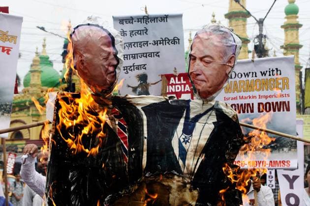 News Themen der Woche KW25 News Bilder des Tages Leftist youth organizations burn effigies of U.S. President Joe Biden and Israeli Prime Minister Benjamin Netanyahu, while take a protest to demand immediate seize fire and stop killing Palestinians, in Eastern India city. on June 19, 2024 in Kolkata, India. Kolkata India - ZUMAe321 20240619_zia_e321_021 Copyright: xDipaxChakrabortyx