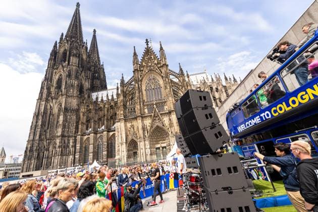 UEFA EURO 2024 - Matchday Schottland - Schweiz in Köln 19.06.2024 Die kölsche Mundart Band Kasalla geben ein Überraschungskonzert vor dem UEFA Bus auf dem Roncalliplatz vor dem Kölner Dom Köln Innenstadt Nordrhein-Westfalen Deutschland Copyright: xBonn.digitalx xMarcxJohnx