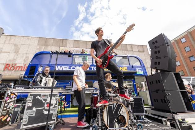UEFA EURO 2024 - Matchday Schottland - Schweiz in Köln 19.06.2024 Die kölsche Mundart Band Kasalla geben ein Überraschungskonzert vor dem UEFA Bus auf dem Roncalliplatz vor dem Kölner Dom Köln Innenstadt Nordrhein-Westfalen Deutschland Copyright: xBonn.digitalx xMarcxJohnx