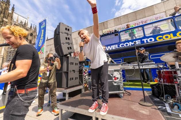 UEFA EURO 2024 - Matchday Schottland - Schweiz in Köln 19.06.2024 Die kölsche Mundart Band Kasalla geben ein Überraschungskonzert vor dem UEFA Bus auf dem Roncalliplatz vor dem Kölner Dom Köln Innenstadt Nordrhein-Westfalen Deutschland Copyright: xBonn.digitalx xMarcxJohnx