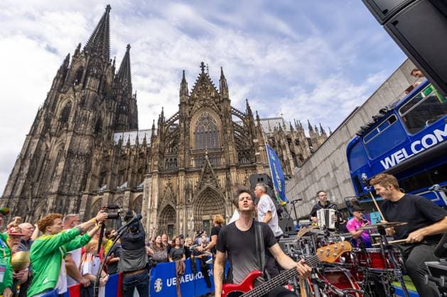 UEFA EURO 2024 - Matchday Schottland - Schweiz in Köln 19.06.2024 Die kölsche Mundart Band Kasalla geben ein Überraschungskonzert vor dem UEFA Bus auf dem Roncalliplatz vor dem Kölner Dom Köln Innenstadt Nordrhein-Westfalen Deutschland Copyright: xBonn.digitalx xMarcxJohnx