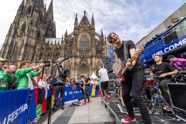 UEFA EURO 2024 - Matchday Schottland - Schweiz in Köln 19.06.2024 Die kölsche Mundart Band Kasalla geben ein Überraschungskonzert vor dem UEFA Bus auf dem Roncalliplatz vor dem Kölner Dom Köln Innenstadt Nordrhein-Westfalen Deutschland Copyright: xBonn.digitalx xMarcxJohnx