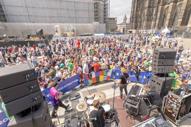 UEFA EURO 2024 - Matchday Schottland - Schweiz in Köln 19.06.2024 Die kölsche Mundart Band Kasalla geben ein Überraschungskonzert vor dem UEFA Bus auf dem Roncalliplatz vor dem Kölner Dom Köln Innenstadt Nordrhein-Westfalen Deutschland Copyright: xBonn.digitalx xMarcxJohnx