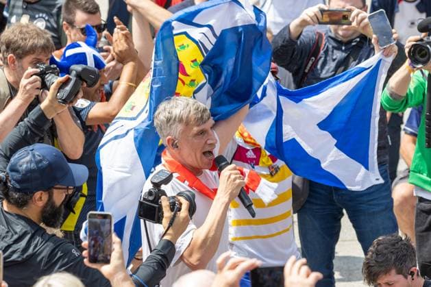 UEFA EURO 2024 - Matchday Schottland - Schweiz in Köln 19.06.2024 Die kölsche Mundart Band Kasalla geben ein Überraschungskonzert vor dem UEFA Bus auf dem Roncalliplatz vor dem Kölner Dom Köln Innenstadt Nordrhein-Westfalen Deutschland Copyright: xBonn.digitalx xMarcxJohnx