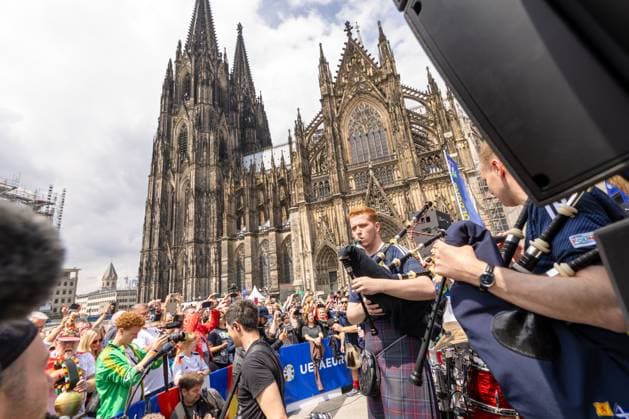 UEFA EURO 2024 - Matchday Schottland - Schweiz in Köln 19.06.2024 Die kölsche Mundart Band Kasalla geben zusammen mit der schottischen The Tartan Amry ein Überraschungskonzert vor dem UEFA Bus auf dem Roncalliplatz vor dem Kölner Dom Köln Innenstadt Nordrhein-Westfalen Deutschland Copyright: xBonn.digitalx xMarcxJohnx