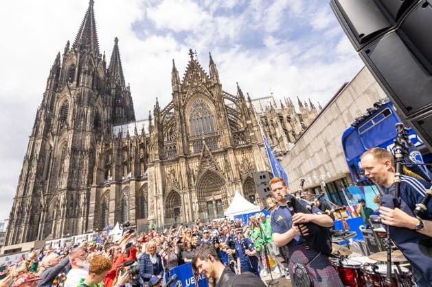 UEFA EURO 2024 - Matchday Schottland - Schweiz in Köln 19.06.2024 Die kölsche Mundart Band Kasalla geben zusammen mit der schottischen The Tartan Amry ein Überraschungskonzert vor dem UEFA Bus auf dem Roncalliplatz vor dem Kölner Dom Köln Innenstadt Nordrhein-Westfalen Deutschland Copyright: xBonn.digitalx xMarcxJohnx