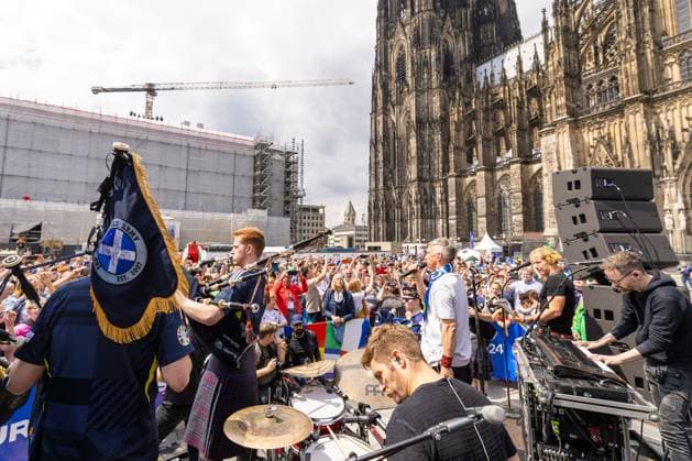 UEFA EURO 2024 - Matchday Schottland - Schweiz in Köln 19.06.2024 Die kölsche Mundart Band Kasalla geben zusammen mit der schottischen The Tartan Amry ein Überraschungskonzert vor dem UEFA Bus auf dem Roncalliplatz vor dem Kölner Dom Köln Innenstadt Nordrhein-Westfalen Deutschland Copyright: xBonn.digitalx xMarcxJohnx