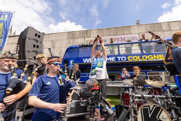UEFA EURO 2024 - Matchday Schottland - Schweiz in Köln 19.06.2024 Die kölsche Mundart Band Kasalla geben zusammen mit der schottischen The Tartan Amry ein Überraschungskonzert vor dem UEFA Bus auf dem Roncalliplatz vor dem Kölner Dom Köln Innenstadt Nordrhein-Westfalen Deutschland Copyright: xBonn.digitalx xMarcxJohnx