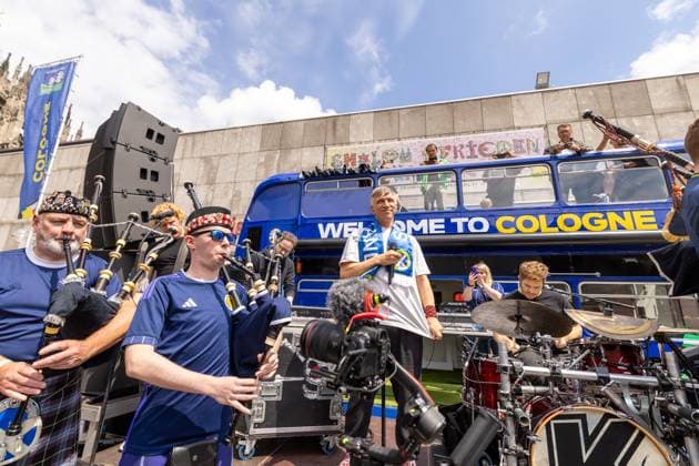 UEFA EURO 2024 - Matchday Schottland - Schweiz in Köln 19.06.2024 Die kölsche Mundart Band Kasalla geben zusammen mit der schottischen The Tartan Amry ein Überraschungskonzert vor dem UEFA Bus auf dem Roncalliplatz vor dem Kölner Dom Köln Innenstadt Nordrhein-Westfalen Deutschland Copyright: xBonn.digitalx xMarcxJohnx