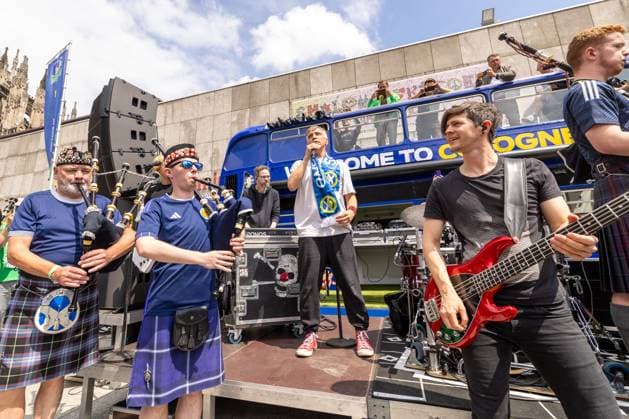 Entertainment Bilder des Tages UEFA EURO 2024 - Matchday Schottland - Schweiz in Köln 19.06.2024 Die kölsche Mundart Band Kasalla geben zusammen mit der schottischen The Tartan Amry ein Überraschungskonzert vor dem UEFA Bus auf dem Roncalliplatz vor dem Kölner Dom Köln Innenstadt Nordrhein-Westfalen Deutschland Copyright: xBonn.digitalx xMarcxJohnx