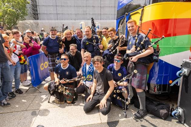 UEFA EURO 2024 - Matchday Schottland - Schweiz in Köln 19.06.2024 Die kölsche Mundart Band Kasalla geben zusammen mit der schottischen The Tartan Amry ein Überraschungskonzert vor dem UEFA Bus auf dem Roncalliplatz vor dem Kölner Dom Köln Innenstadt Nordrhein-Westfalen Deutschland Copyright: xBonn.digitalx xMarcxJohnx