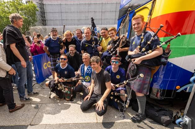 UEFA EURO 2024 - Matchday Schottland - Schweiz in Köln 19.06.2024 Die kölsche Mundart Band Kasalla geben zusammen mit der schottischen The Tartan Amry ein Überraschungskonzert vor dem UEFA Bus auf dem Roncalliplatz vor dem Kölner Dom Köln Innenstadt Nordrhein-Westfalen Deutschland Copyright: xBonn.digitalx xMarcxJohnx