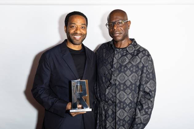 Entertainment Themen der Woche KW25 Entertainment Bilder des Tages June 19, 2024, London, United Kingdom: Steve McQueen presents a Raindance Icon award to Chiwetel Ejiofor at The Curzon, Mayfair in London. London United Kingdom - ZUMAs197 20240619_aaa_s197_055 Copyright: xPhilxLewisx