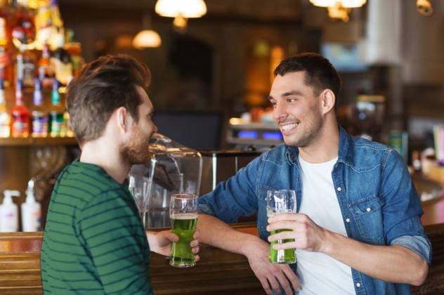 people, leisure and st patricks day concept - happy male friends drinking green beer at bar or pub. male friends drinking green beer at bar or pub ,model released, Symbolfoto; people, Muße und Clerke patricks Tag Konzept glücklich männlich Freunde trinkend Grün Bier im Balken Oder pub männlich Freunde trinkend Grün Bier im Balken Oder pub ,model released, Symbolfoto ING_33594_242017 RECORD DATE NOT STATED