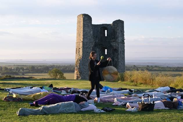Summer Solstice Sunrise A Yoga class in the grounds of Hadleigh Castle in Essex UK greet the sunrise on the morning of the summer solstice. The sun rose at 04:40am and sets at 9:19pm on what is the longest day of the year. The official time of the summer solstice in the UK is 9:50pm on 20 June 2024. Essex Hadleigh Castle UK Copyright: xMartinxDaltonx Solstice_Essex_200624_MD_353