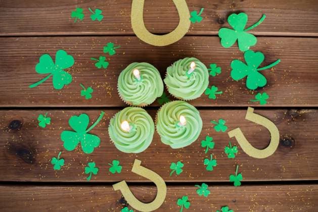 st patricks day, holidays and celebration concept - green cupcakes with candles, horseshoes and shamrock on wooden table. green cupcakes, horseshoes and shamrock ,model released, Symbolfoto; Clerke patricks day, Ferien und Feier Konzept Grün Törtchen mit candles, Hufeisen und shamrock am hölzern Tisch Grün cupcakes, Hufeisen und shamrock ,model released, Symbolfoto ING_33594_242680