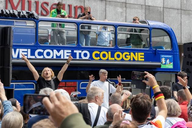 UEFA EURO 2024 - Musik und Fans am Matchday Schottland - Schweiz in Köln 19.06.2024 Die kölsche Mundart Band Kasalla geben ein Überraschungskonzert vor dem UEFA Bus auf dem Roncalliplatz vor dem Kölner Dom Köln Innenstadt Nordrhein-Westfalen Deutschland Copyright: xBonn.digitalx xMarcxJohnx