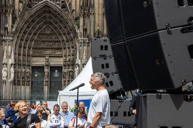 UEFA EURO 2024 - Musik und Fans am Matchday Schottland - Schweiz in Köln 19.06.2024 Sänger Bastian Campmann - Die kölsche Mundart Band Kasalla geben ein Überraschungskonzert vor dem UEFA Bus auf dem Roncalliplatz vor dem Kölner Dom Köln Innenstadt Nordrhein-Westfalen Deutschland Copyright: xBonn.digitalx xMarcxJohnx