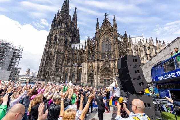 UEFA EURO 2024 - Musik und Fans am Matchday Schottland - Schweiz in Köln 19.06.2024 Die kölsche Mundart Band Kasalla geben ein Überraschungskonzert vor dem UEFA Bus auf dem Roncalliplatz vor dem Kölner Dom Köln Innenstadt Nordrhein-Westfalen Deutschland Copyright: xBonn.digitalx xMarcxJohnx