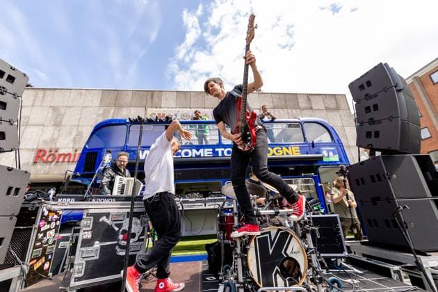 UEFA EURO 2024 - Musik und Fans am Matchday Schottland - Schweiz in Köln 19.06.2024 Die kölsche Mundart Band Kasalla geben ein Überraschungskonzert vor dem UEFA Bus auf dem Roncalliplatz vor dem Kölner Dom Köln Innenstadt Nordrhein-Westfalen Deutschland Copyright: xBonn.digitalx xMarcxJohnx