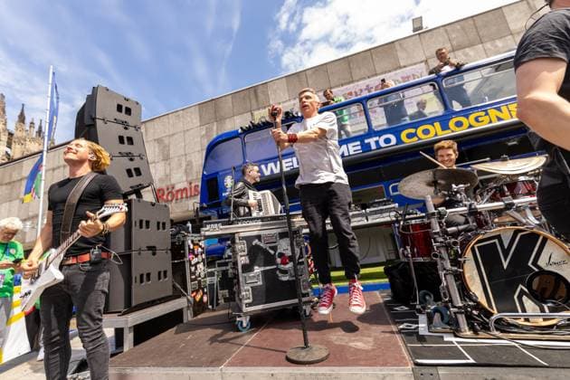 UEFA EURO 2024 - Musik und Fans am Matchday Schottland - Schweiz in Köln 19.06.2024 Die kölsche Mundart Band Kasalla geben ein Überraschungskonzert vor dem UEFA Bus auf dem Roncalliplatz vor dem Kölner Dom Köln Innenstadt Nordrhein-Westfalen Deutschland Copyright: xBonn.digitalx xMarcxJohnx