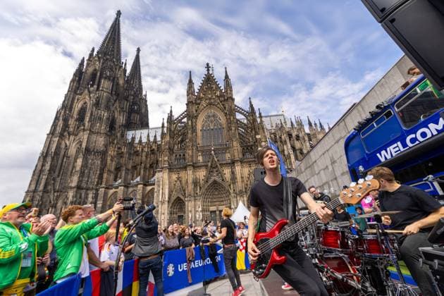 UEFA EURO 2024 - Musik und Fans am Matchday Schottland - Schweiz in Köln 19.06.2024 Die kölsche Mundart Band Kasalla geben ein Überraschungskonzert vor dem UEFA Bus auf dem Roncalliplatz vor dem Kölner Dom Köln Innenstadt Nordrhein-Westfalen Deutschland Copyright: xBonn.digitalx xMarcxJohnx