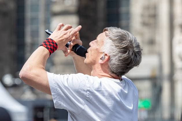 UEFA EURO 2024 - Musik und Fans am Matchday Schottland - Schweiz in Köln 19.06.2024 Sänger Bastian Campmann - Die kölsche Mundart Band Kasalla geben ein Überraschungskonzert vor dem UEFA Bus auf dem Roncalliplatz vor dem Kölner Dom Köln Innenstadt Nordrhein-Westfalen Deutschland Copyright: xBonn.digitalx xMarcxJohnx