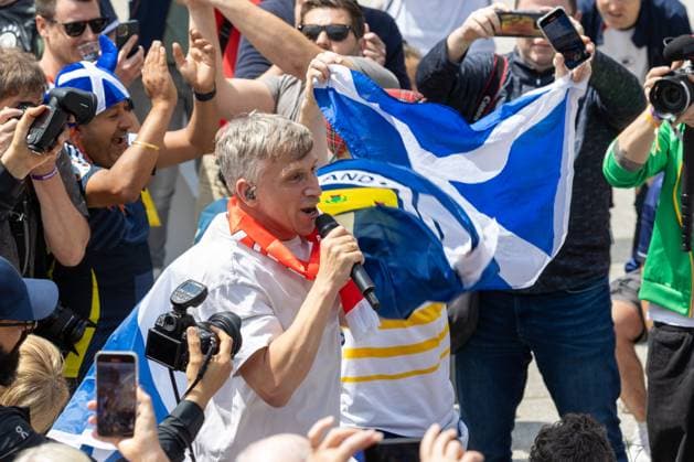 UEFA EURO 2024 - Musik und Fans am Matchday Schottland - Schweiz in Köln 19.06.2024 Sänger Bastian Campmann - Die kölsche Mundart Band Kasalla geben ein Überraschungskonzert vor dem UEFA Bus auf dem Roncalliplatz vor dem Kölner Dom Köln Innenstadt Nordrhein-Westfalen Deutschland Copyright: xBonn.digitalx xMarcxJohnx