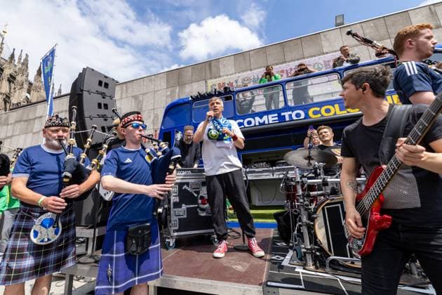 UEFA EURO 2024 - Musik und Fans am Matchday Schottland - Schweiz in Köln 19.06.2024 Die kölsche Mundart Band Kasalla geben zusammen mit der schottischen The Tartan Amry ein Überraschungskonzert vor dem UEFA Bus auf dem Roncalliplatz vor dem Kölner Dom Köln Innenstadt Nordrhein-Westfalen Deutschland Copyright: xBonn.digitalx xMarcxJohnx