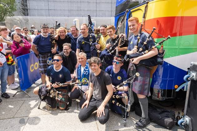 UEFA EURO 2024 - Musik und Fans am Matchday Schottland - Schweiz in Köln 19.06.2024 Die kölsche Mundart Band Kasalla geben zusammen mit der schottischen The Tartan Amry ein Überraschungskonzert vor dem UEFA Bus auf dem Roncalliplatz vor dem Kölner Dom Köln Innenstadt Nordrhein-Westfalen Deutschland Copyright: xBonn.digitalx xMarcxJohnx