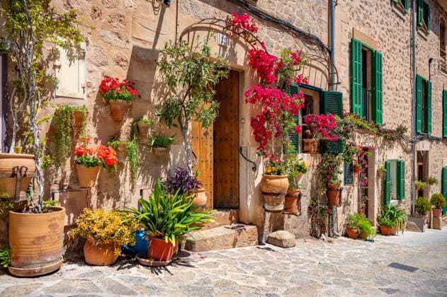 Beautiful decorated Building in Valldemossa, Majorca with flowers and plants in pots in front, Mallorca Beautiful decorated Building in Valldemossa, Majorca with flowers and plants in pots in front, Mallorca Copyright: xZoonar.com MarkusxBeckx 21782506