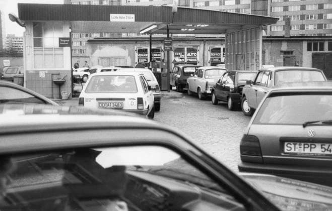 ! ACHTUNG Aufnahmedatum laut Beschriftung ! Sachsen, historisch, Verkehr, Kfz Auto, Tankstellen: Dresden, Tankstelle (Minol) Elsasser Straße, wartende Pkw in Doppelschlange, 30.12.1993. Veröffentlichung in Sächsische Zeitung am 31.12.1993: Gedränge an Dresdens Tankstellen. Am letzten Tag vor der Preiserhöhung deckten sich viele Dresdner noch einmal mit Benzin ein. Hier an der Minol-Tankstelle auf der Elsasser Straße füllten etliche zusätzlich noch einen Kanister mit Kraftstoff. *** Attention Date of recording according to Lettering Saxony, historical, Traffic, Motor vehicle Car, Petrol stations Dresden, Filling station Minol Elsasser Street, waiting Car in Double snake, 30 12 1993 Publication in Saxon Newspaper on 31 12 1993 Copyright: xSZ MarionxGröningx 0000010211782343 ! ACHTUNG Aufnahmedatum laut Beschriftung