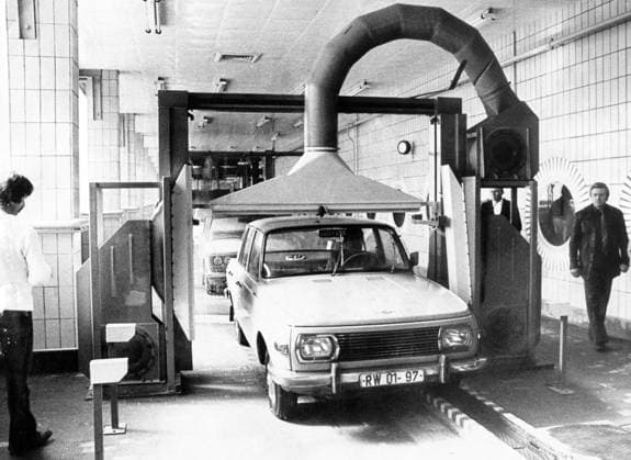 ! ACHTUNG Aufnahmedatum laut Beschriftung ! DDR, Sachsen, historisch, Verkehr, Kfz Auto, Werkstatt Werkstätten Waschanlagen: Dresden, Liebstädter Straße, VEB Autoreparaturwerk, Waschanlage, Waschhalle, April 1981. Veröffentlichung in Sächsische Zeitung am 15.04.1981: Pkw-Obenwäsche jetzt im rasanten Takt. Stündlich 47 Fahrzeuge (Pkws aller Typen oder geschlossene Kleintransporter) kann die gestern im Autoreparaturwerk Liebstädter Staße in Betrieb genommene Pkw-Obenwaschanlage (aus der Ungarischen VR) verkraften. Durch die Arbeit der, Werktätigen des Landbaukombinates Kamenz konnte das Kraftverkehrskombinat Dresden eine weitere Serviceleistung in der Bezirksstadt als Beitrag zum X. Parteitag der SED einrichten. Mittwoch bis Fre *** A Copyright: xSZ GunterxHübnerx 0000010211782347 ! ACHTUNG Aufnahmedatum laut Beschriftung