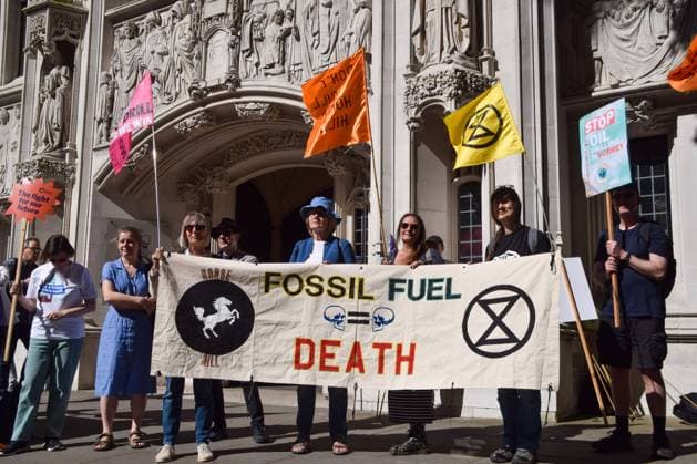 News Themen der Woche KW25 News Bilder des Tages June 20, 2024, London, England, UK: Environmental activists gather outside the Supreme Court ahead of the ruling that the Surrey County Council acted unlawfully in allowing a planning permission for oil production at Horse Hill in Surrey without considering its climate impacts. The case was brought by Surrey resident Sarah Finch on behalf of the Weald Action Group. London UK - ZUMAv130 20240620_zip_v130_034 Copyright: xVukxValcicx