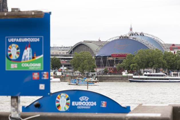 UEFA Euro 2024 - Host City Köln während der Fußball Europameisterschaft 20.06.2024 Die Rheinfähre Strolch in der Funktion der EURO2024 Rheinferry vor der Kulisse des Kölner Dom Köln Deutz Nordrhein-Westfalen Deutschland Copyright: xBonn.digitalx xMarcxJohnx