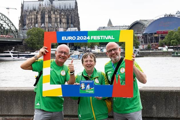 UEFA Euro 2024 - Host City Köln während der Fußball Europameisterschaft 20.06.2024 City Volunteers der UEFA EURO 2024 posieren am Deutzer Rheinufer vor der Kulisse des Kölner Dom und Musical Dome. Köln Deutz Nordrhein-Westfalen Deutschland Copyright: xBonn.digitalx xMarcxJohnx