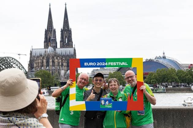 UEFA Euro 2024 - Host City Köln während der Fußball Europameisterschaft 20.06.2024 City Volunteers der UEFA EURO 2024 posieren mit Touristen und Fans am Deutzer Rheinufer vor der Kulisse des Kölner Dom und Musical Dome. Köln Deutz Nordrhein-Westfalen Deutschland Copyright: xBonn.digitalx xMarcxJohnx