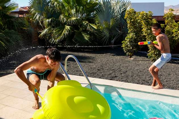 IMAGO Creative: Sommer, Sommertage im Garten MR_ID22012_17545_RuymanFrancesRodriguez.jpg, MR_ID22012_17544_MariaFrancesRodriguez.jpg, PR_ID22012_8197_TattooIgnaicio.jpg, MR_ID22012_17543_IzanFrancesRodriguez.jpg, MR_ID22012_17542_IgnazioIrazorqui.jpg, MR_ID22012_17547_MariaDeniseBon.jpg, MR_ID22012_1 Two boys having fun with water guns next to a swimming pool. One is aiming while the other ducks., Property released Model Released JuanAizpuru_ID22012_644943_030 Copyright: xJuanxAizpurux