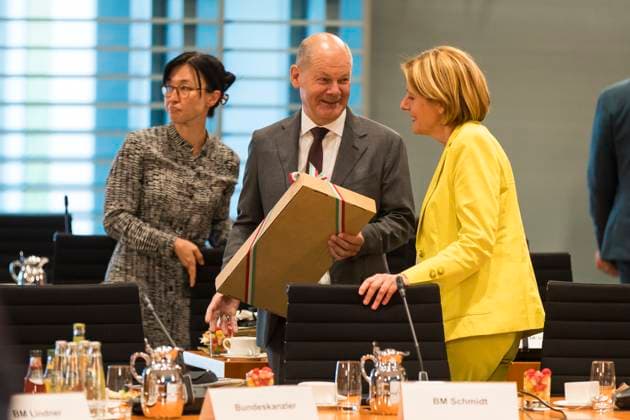 News Themen der Woche KW25 News Bilder des Tages Ministerpräsidentenkonferenz im Bundeskanzleramt, Berlin, 20.06.2024 Olaf Scholz (Bundeskanzler, SPD) mit Geschenk und Malu Dreyer (Ministerpräsidentin von Rheinland-Pfalz, SPD) vor den Beratungen bei der Ministerpräsidentenkonferenz mit den Regierungschefinnen und Regierungschefs der Länder im Bundeskanzleramt, Berlin, 20.06.2024 Berlin Bundeskanzleramt *** Minister Presidents Conference at the Federal Chancellery, Berlin, 20 06 2024 Olaf Scholz Federal Chancellor, SPD with gift and Malu Dreyer Minister President of Rhineland-Palatinate, SPD before the consultations at the Minister Presidents Conference with the heads of government of the federal states at the Federal Chancellery, Berlin, 20 06 2024 Berlin Federal Chancellery Copyright: xBenxKriemannx