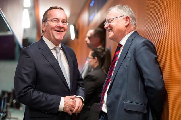 Bilder des Jahres 2024, News 06 Juni News Themen der Woche KW25 News Bilder des Tages Ministerpräsidentenkonferenz im Bundeskanzleramt, Berlin, 20.06.2024 Boris Pistorius (Bundesminister der Verteidigung, SPD) und Stephan Weil (Ministerpräsident von Niedersachsen, SPD) im Gespräch vor den Beratungen bei der Ministerpräsidentenkonferenz mit den Regierungschefinnen und Regierungschefs der Länder im Bundeskanzleramt, Berlin, 20.06.2024 Berlin Bundeskanzleramt *** Minister Presidents Conference at the Federal Chancellery, Berlin, 20 06 2024 Boris Pistorius Federal Minister of Defense, SPD and Stephan Weil Minister President of Lower Saxony, SPD in conversation before the consultations at the Minister Presidents Conference with the heads of government of the federal states at the Federal Chancellery, Berlin, 20 06 2024 Berlin F Copyright: xBenxKriemannx